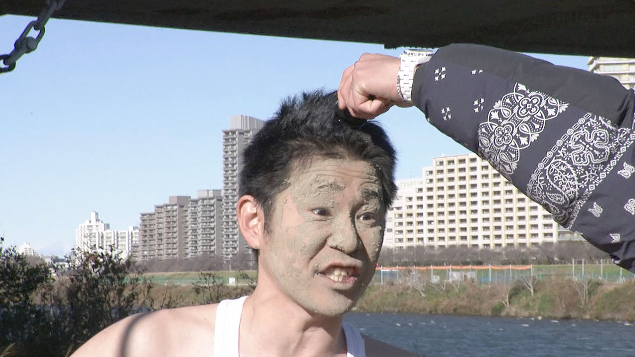 自らバリカンに頭をそわせるしずる池田