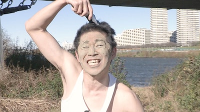 バリカンの使い方を教えるしずる池田