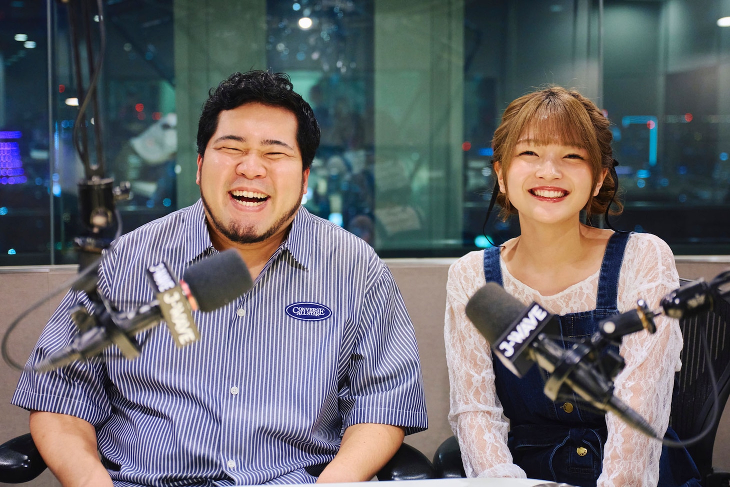 左から令和ロマン・松井ケムリ、福留光帆