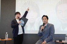 左から山口淳太監督、チュートリアル徳井
