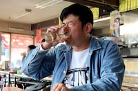 「岡野陽一の負けてもウマい飯」に出演する岡野陽一