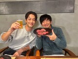 酒と肉を楽しむ竹財輝之助とパンサー向井