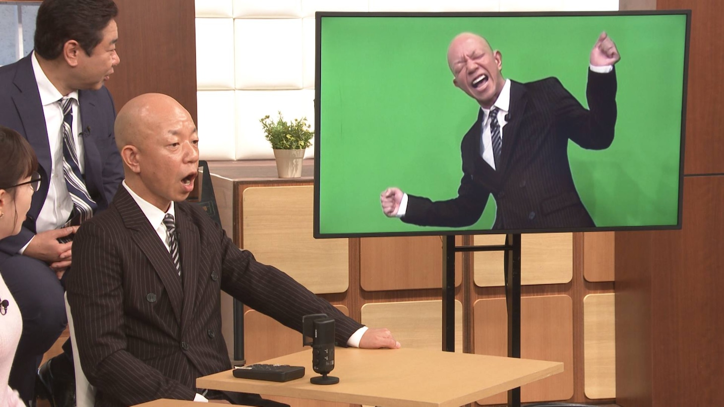 バイきんぐ小峠とAI小峠（モニター内）