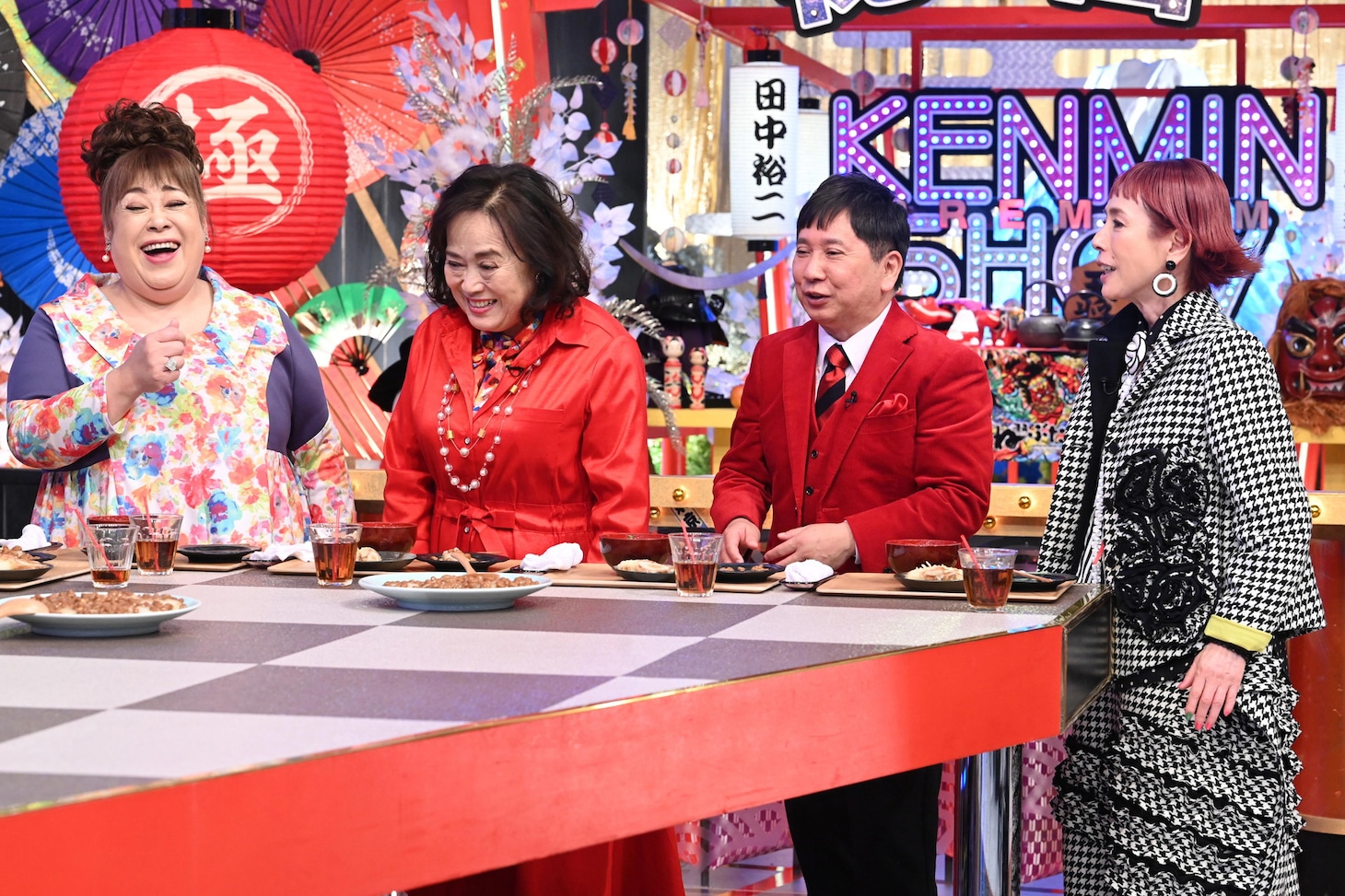 左から森公美子、渡辺えり、爆笑問題・田中、久本雅美