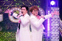 背中合わせで歌うマユリカ