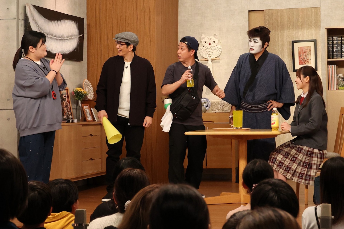 左から、ぼる塾あんり、アンタッチャブル柴田、さらば青春の光・森田、劇団ひとり、櫻井優衣