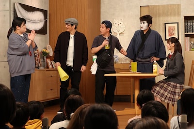 左から、ぼる塾あんり、アンタッチャブル柴田、さらば青春の光・森田、劇団ひとり、櫻井優衣