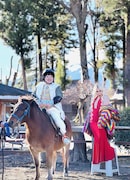 左から、おかずクラブ・オカリナ、アレン様