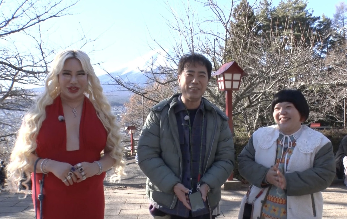 左から、アレン様、藤井隆、おかずクラブ・オカリナ