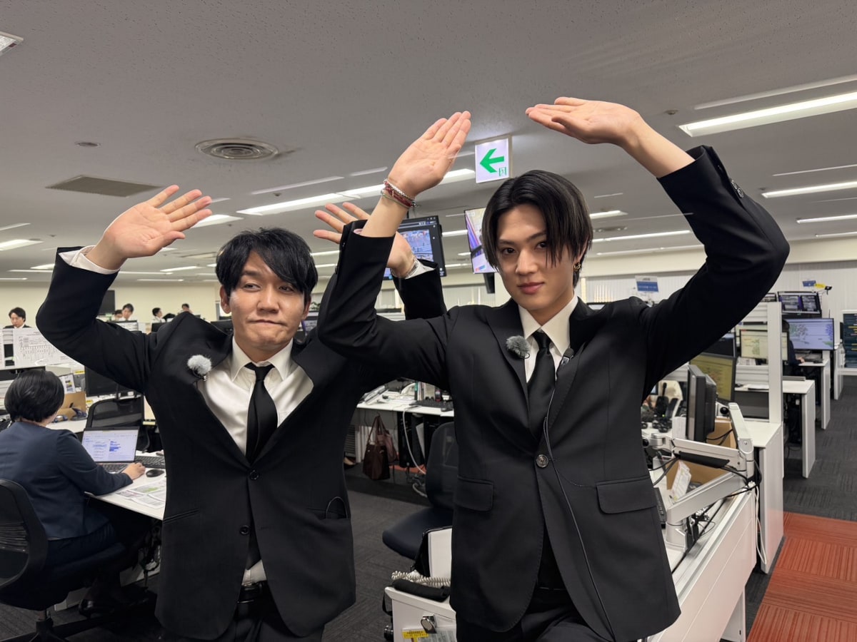 タイムマシーン3号・山本と佐藤龍我（右）