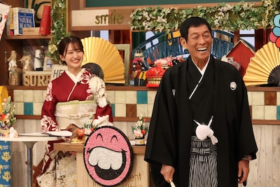 左から、原田葵、明石家さんま