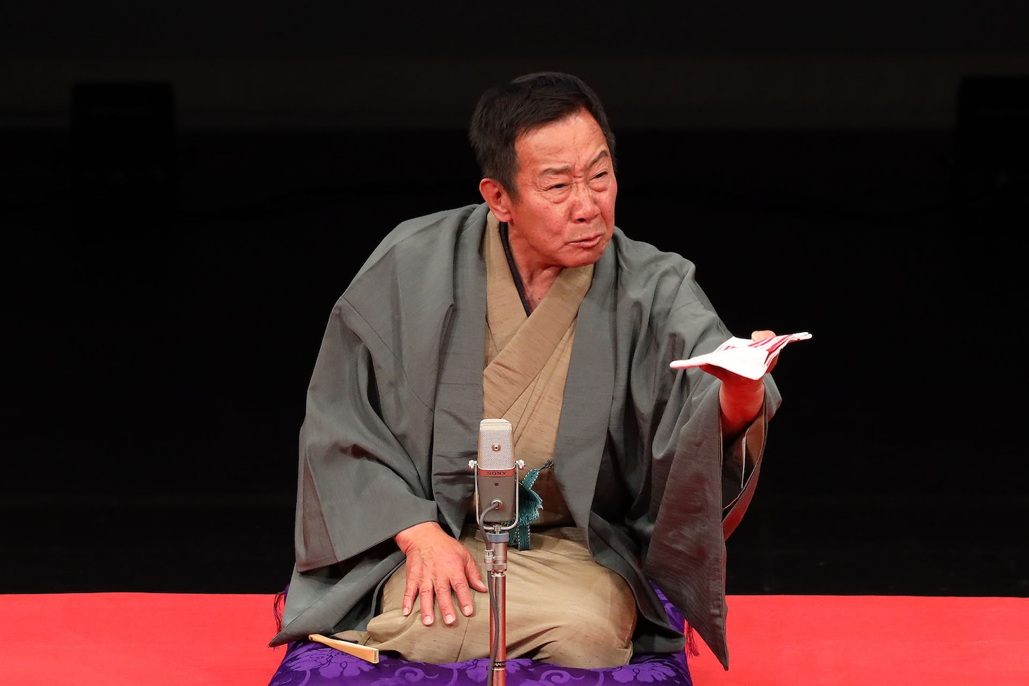 オール阪神・巨人結成50周年公演に明石家さんまが駆けつける、おむつプレゼントで伏線回収