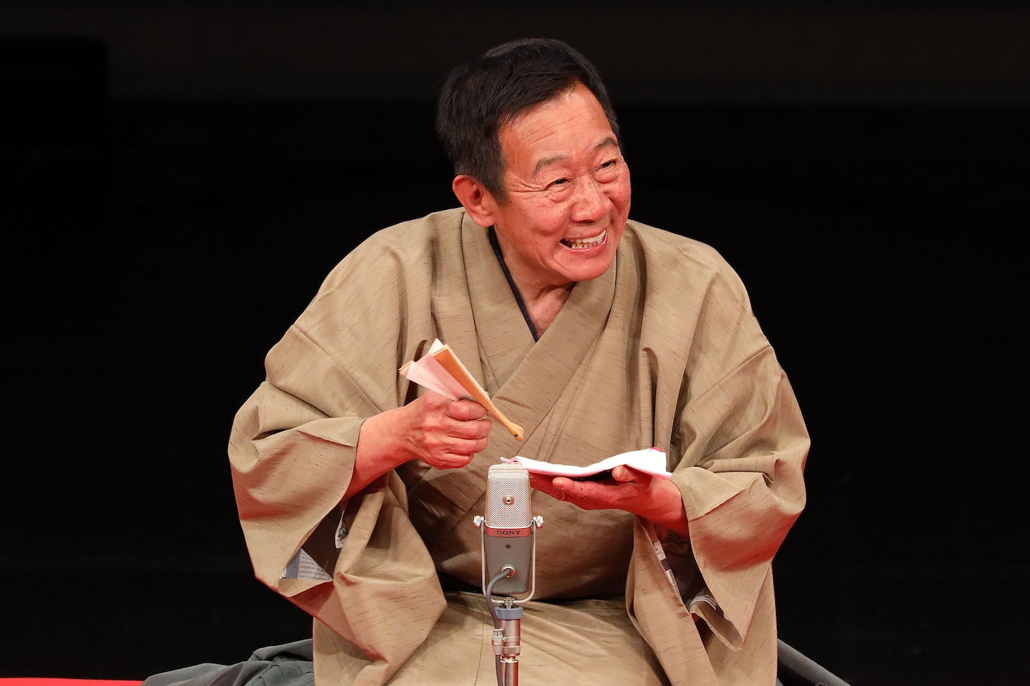 オール阪神・巨人結成50周年公演に明石家さんまが駆けつける、おむつプレゼントで伏線回収