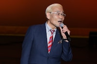 熱唱するオール巨人