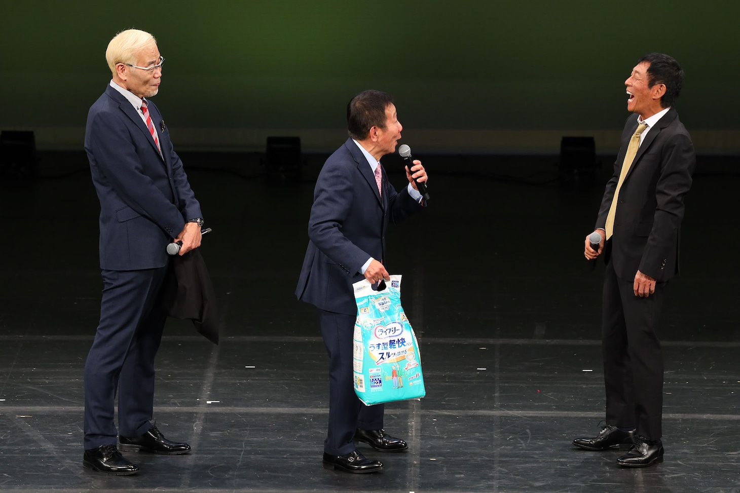 オール阪神・巨人結成50周年公演に明石家さんまが駆けつける、おむつプレゼントで伏線回収