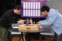 紙相撲で対決するさらば青春の光