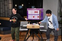 どちらが先に土俵に手をついたのか、際どい場面も