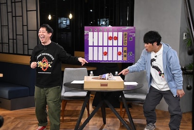 どちらが先に土俵に手をついたのか、際どい場面も