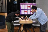 白熱する紙相撲対決