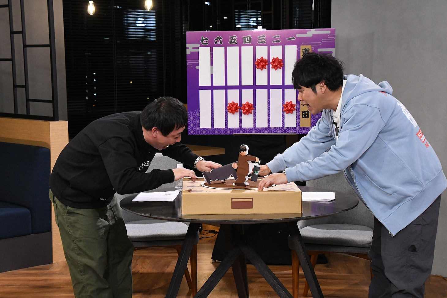 白熱する紙相撲対決