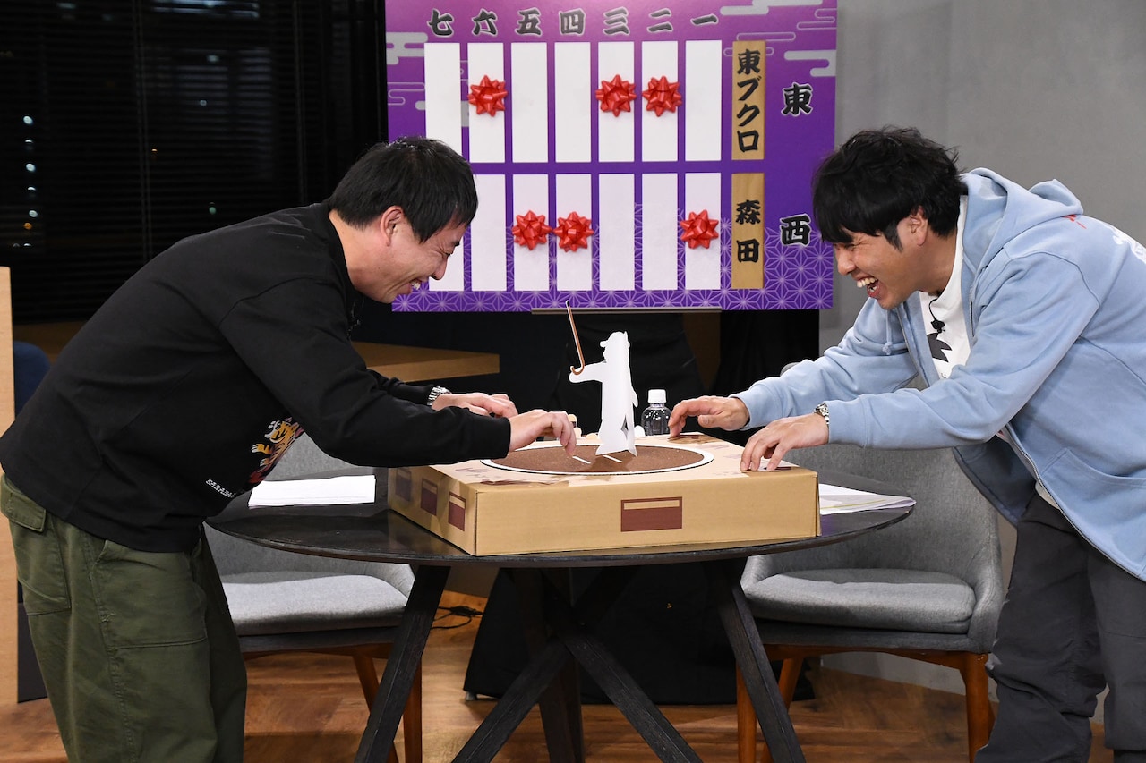 トントン相撲で対決するさらば青春の光。力士同士が重なり合ってしまう場面も