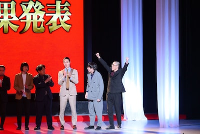 新人賞を獲得した家族チャーハン（右2人）