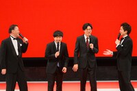 「上方漫才協会大賞」前回大賞受賞者のドーナツ・ピーナツと司会のアインシュタイン