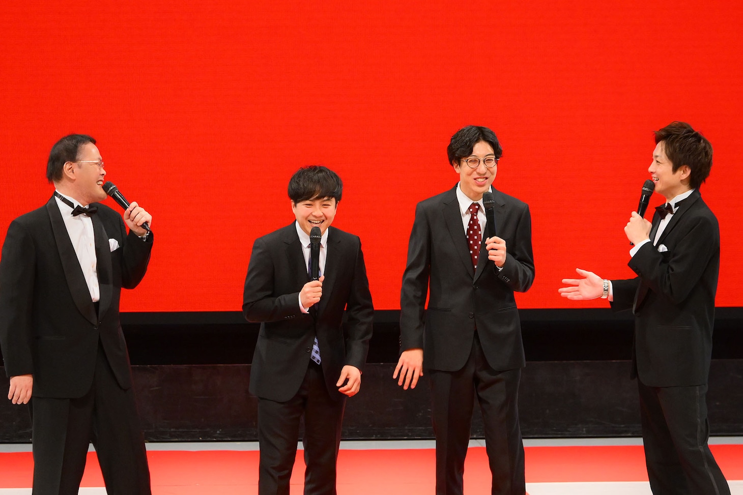 「上方漫才協会大賞」前回大賞受賞者のドーナツ・ピーナツと司会のアインシュタイン