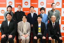 「第十一回 上方漫才協会大賞」終演後の囲み取材に出席した（後列左から）家族チャーハン、中田カウス、エバース、（前列左から）レインボー、タカアンドトシ