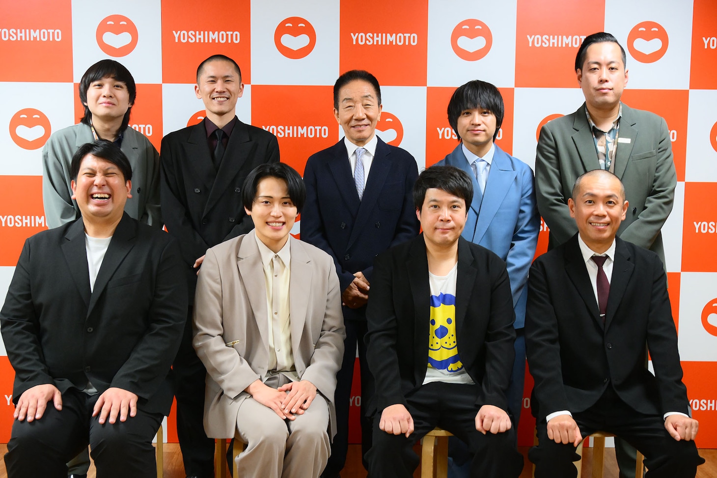 「第十一回 上方漫才協会大賞」終演後の囲み取材に出席した（後列左から）家族チャーハン、中田カウス、エバース、（前列左から）レインボー、タカアンドトシ