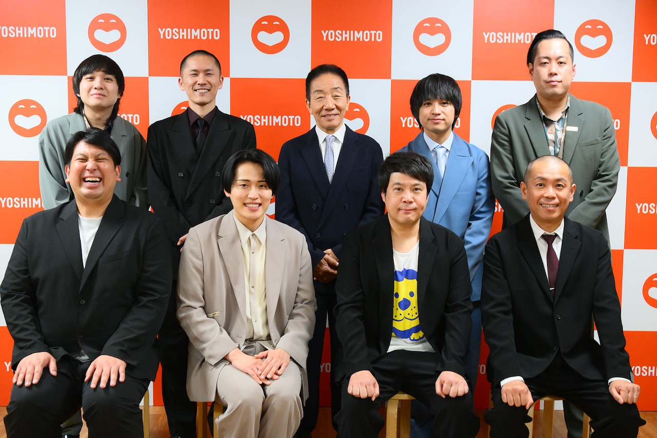 「第十一回 上方漫才協会大賞」終演後の囲み取材に出席した（後列左から）家族チャーハン、中田カウス、エバース、（前列左から）レインボー、タカアンドトシ