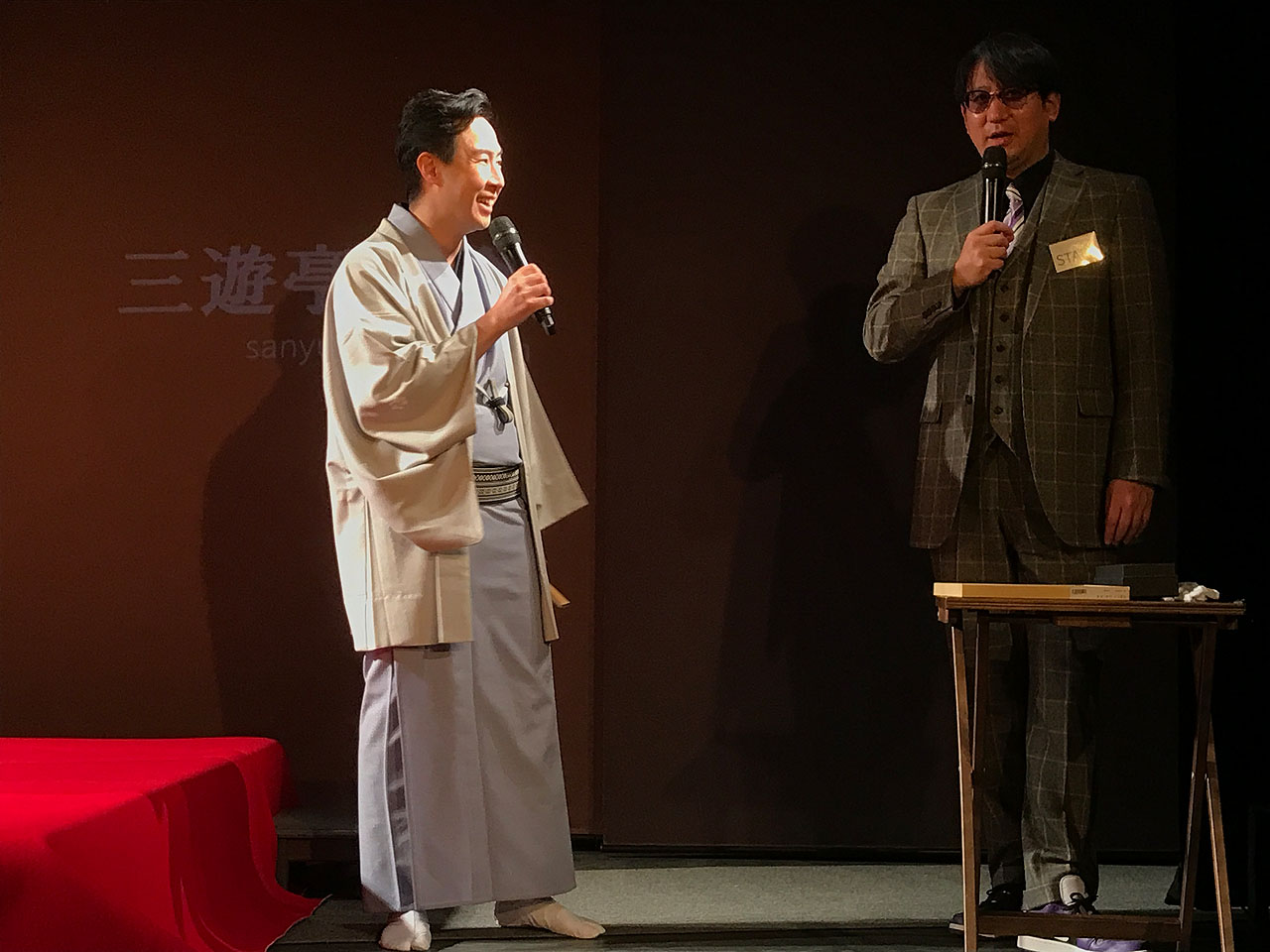 三遊亭花金（左）