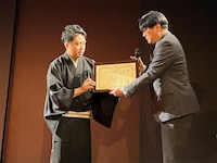 柳亭信楽（左）