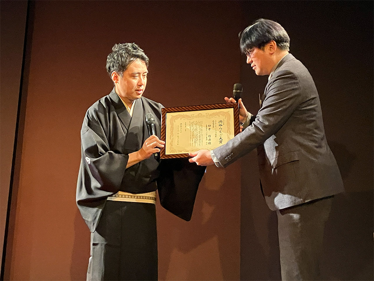 柳亭信楽（左）