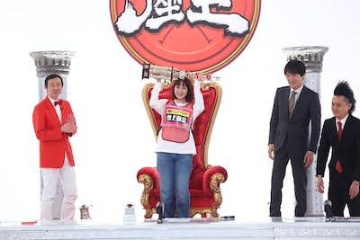 竹上萌奈アナウンサー（中央）