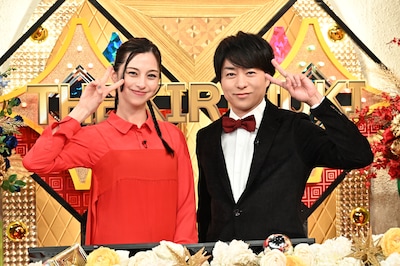 左から、中条あやみ、櫻井翔