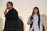 左から、とにかく明るい安村、蛙亭イワクラ