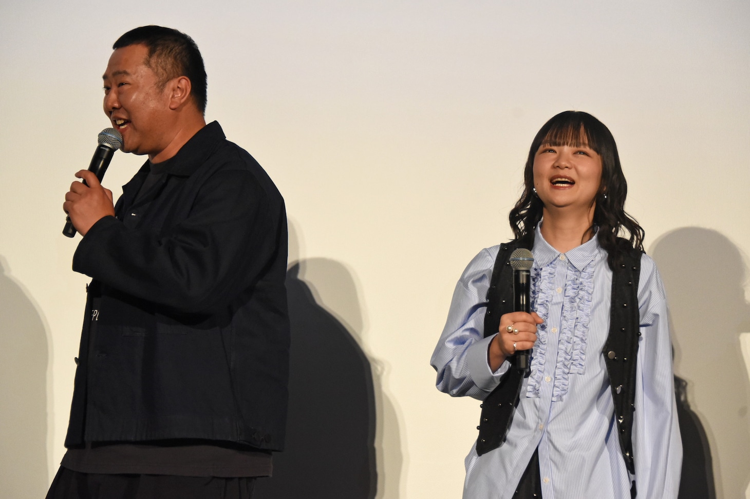 左から、とにかく明るい安村、蛙亭イワクラ