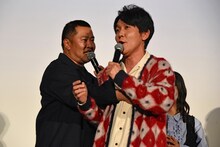 有吉弘行に文句を言うが、とにかく明るい安村（左）にたしなめられるタイムマシーン3号・山本（右）