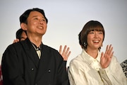 左から有吉弘行、佐藤栞里