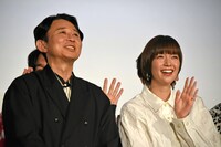 左から有吉弘行、佐藤栞里