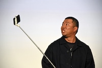 かが屋・加賀に扮して記念撮影をするとにかく明るい安村