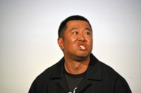 モノマネをしていることが観客に伝わらないものの、自分はかが屋・加賀だと言い張るとにかく明るい安村