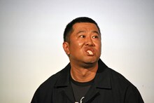 モノマネをしていることが観客に伝わらないものの、自分はかが屋・加賀だと言い張るとにかく明るい安村