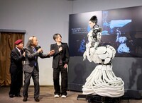 左から海原はるか・かなた、渋谷慶一郎、アンドロイド・マリア（撮影：福家信哉）