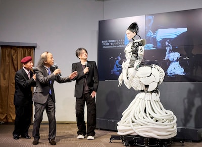 左から海原はるか・かなた、渋谷慶一郎、アンドロイド・マリア（撮影：福家信哉）