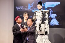海原はるか・かなたの芸を見守る渋谷慶一郎とアンドロイド・マリア（撮影：福家信哉）