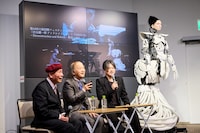 左から海原はるか・かなた、渋谷慶一郎、アンドロイド・マリア（撮影：福家信哉）