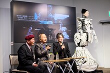 左から海原はるか・かなた、渋谷慶一郎、アンドロイド・マリア（撮影：福家信哉）