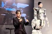 左から渋谷慶一郎、アンドロイド・マリア（撮影：福家信哉）